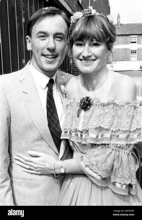 ACTOR CHRISTOPHER TIMOTHY MARRIES ANNIE。